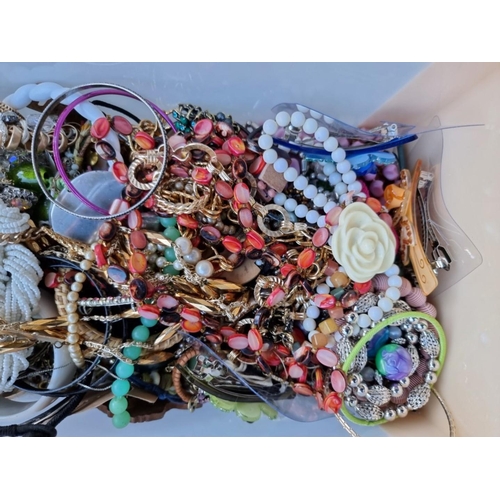 1031 - A quantity of costume jewellery.