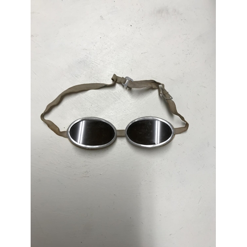 514 - Pair of vintage goggles - possibly flying goggles ??...
