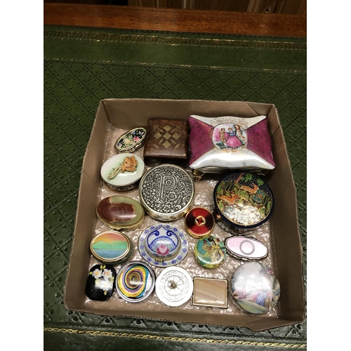 74 - 17 x Assorted trinket / pill boxes...