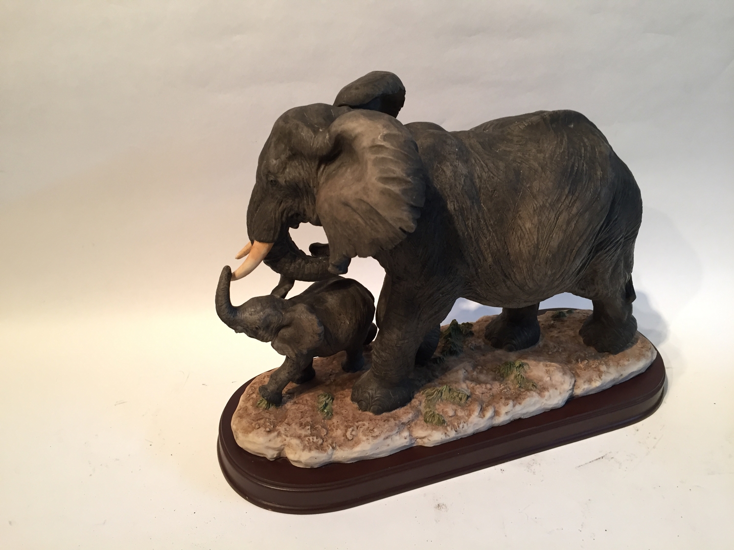 A Large Mother And Baby Elephant Ornament Leonardo Collection 40 x 28cms