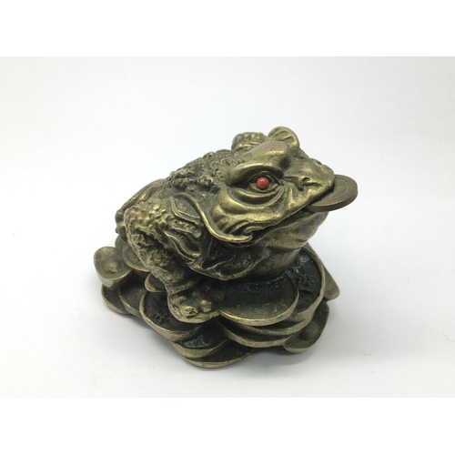 702 - A Chinese brass good luck toad, approx height 6.5cm.