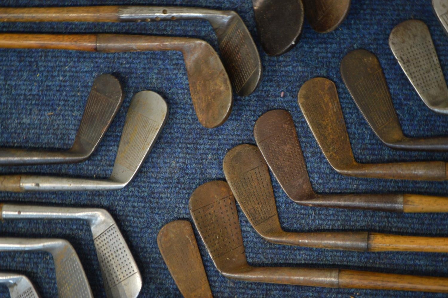 A LARGE COLLECTION OF VINTAGE HICKORY SHAFTED GOLF CLUBS, to include