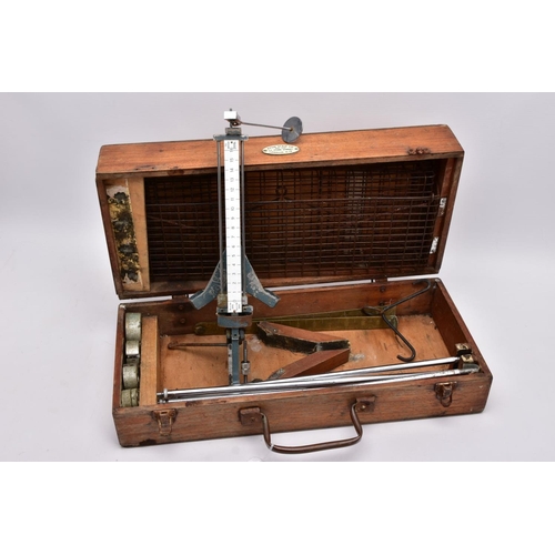 A CASED SET OF PORTABLE AVON SCALE CO OF LONDON FISH SCALES,... Barnebys