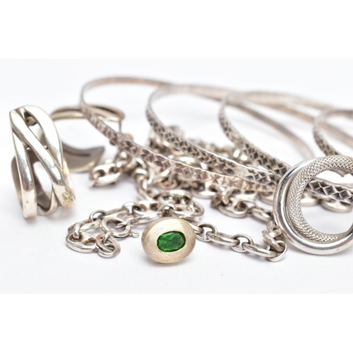 18 - A SELECTION OF JEWELLERY, to include a silver wide puffed mariner chain, approximate length 660mm, h... 