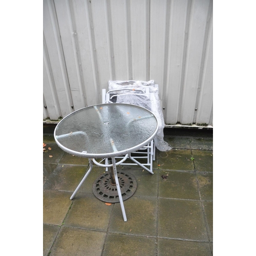 A ROUND GLASS TOPPED GARDEN TABLE 87cm along with four foldi... Barnebys