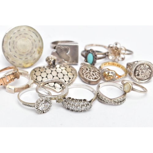 11 - AN ASSORTMENT OF WHITE AND YELLOW METAL JEWELLERY, to include twelve white metal rings, two yellow m... 