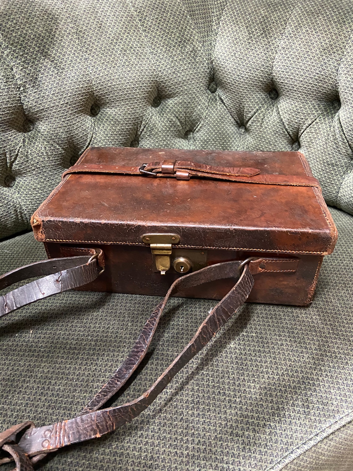 Antique brown leather cartridge carry case. Designed with a well made lock