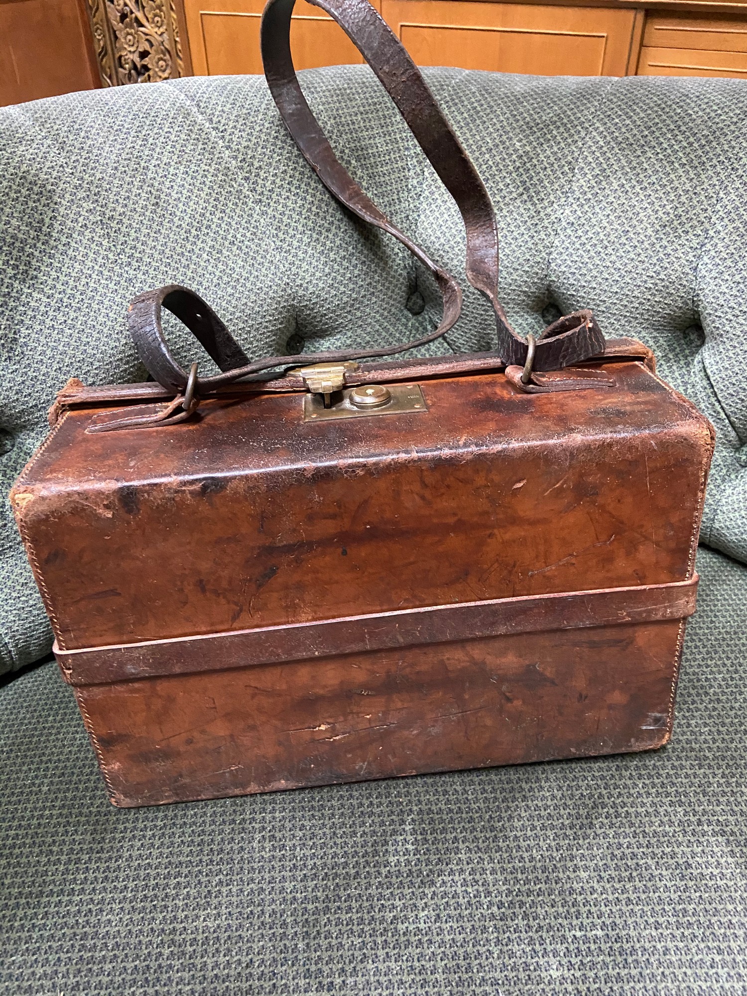 Antique brown leather cartridge carry case. Designed with a well made lock