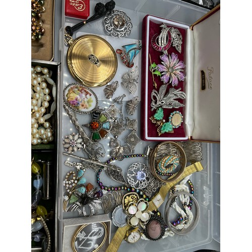 35 - A large quantity of costume jewellery to include various vintage costume, enamelled brooches, Silver... 