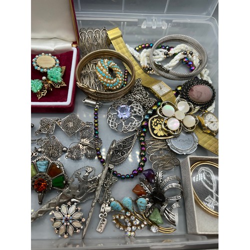 35 - A large quantity of costume jewellery to include various vintage costume, enamelled brooches, Silver... 