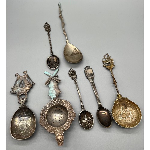 39 - A selection of 830S and 830 Silver tea spoons and tea strainer. Two possibly plated- see images.