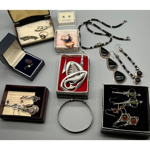 19 - A Collection of silver jewellery to include earrings, pendant, necklace and bracelet set, Garnet and... 