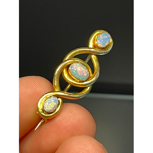 31 - Antique ladies 15ct yellow gold and opal stone brooch. [ Centre Opal- 6.5x4.7mm] [4.38grams]