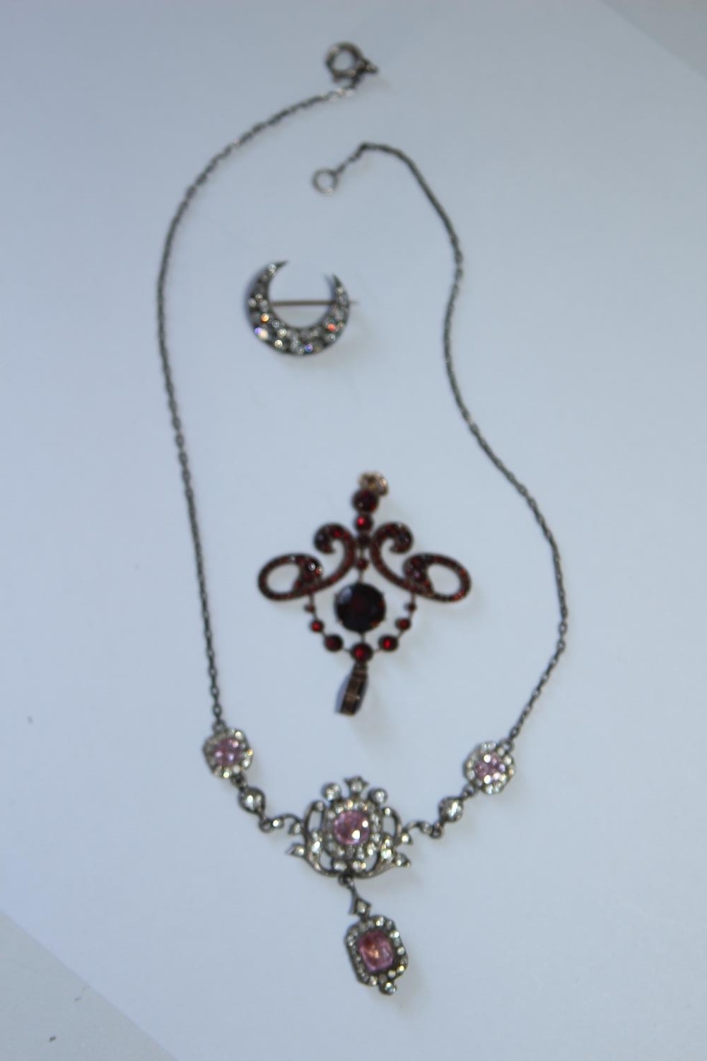 QUANTITY OF ANTIQUE COSTUME JEWELLERY