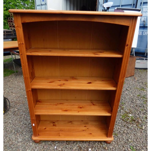 PINE OPEN BOOKCASE WITH ADJUSTABLE SHELVES ON BUN FEET, LENGTH 86CM