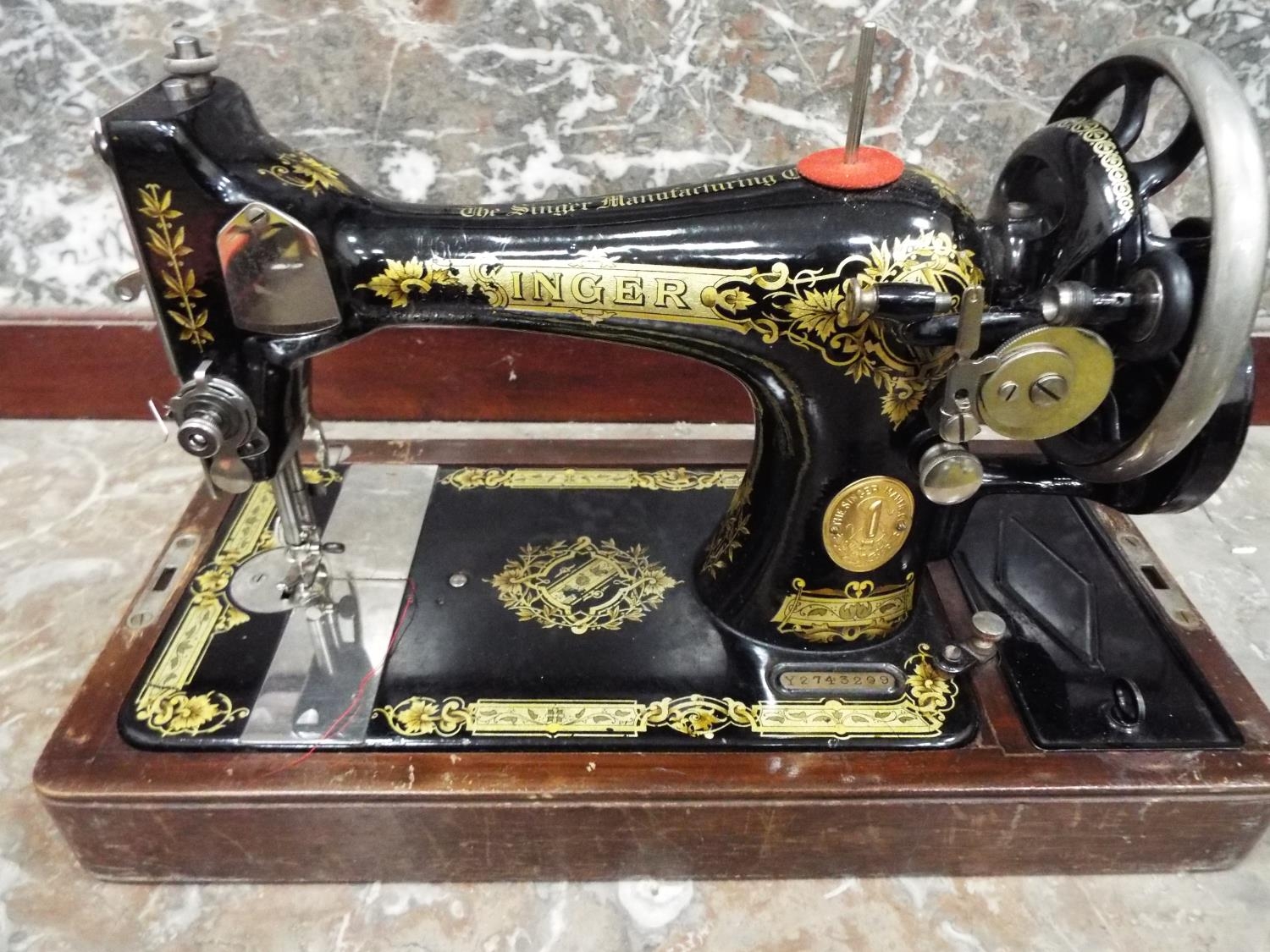 1921 Model 15K Singer sewing machine with original wooden case cover.