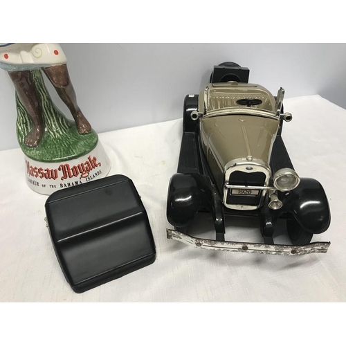 Novelty decanters, Beau Kentucky Bourbon Whisky motor car and Nassau