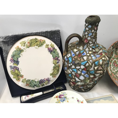 9 - A selection of pottery to include Royal Worcester Vine Harvest cake plate 28.5cms with cake knife, D... 