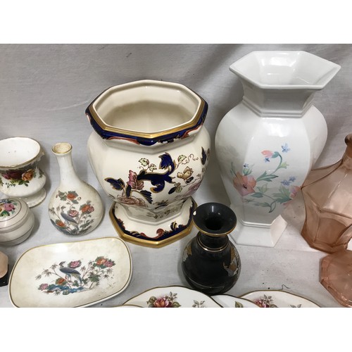 52 - A mixed lot of pottery to include Mason's Blue Mandalay vase, Royal Winton vase, Royal Albert Countr... 