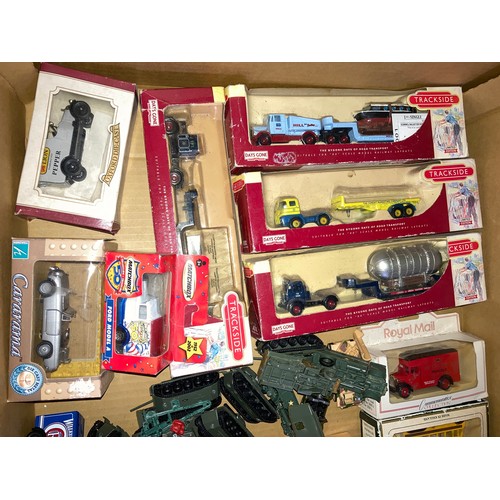 24 - Mixed lot of toys to include 16 Del Prado military figurines, 4 trackside Days Gone Bygone Days of R... 