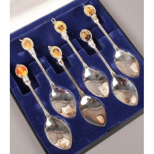 15 - A cased set of 6 commemorative silver plate collectors spoons with portrait and mythical beast termi... 