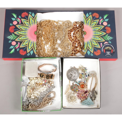 16 - A quantity of costume jewellery. Including coloured paste set brooches, yellow metal necklaces, brac... 