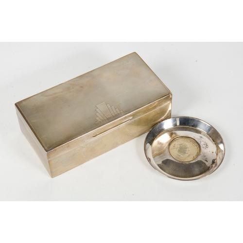 12 - Silver mounted cigar box 18cm x 9cm, along with an ash tray, Elizabeth II crown in the centre.
519 g... 