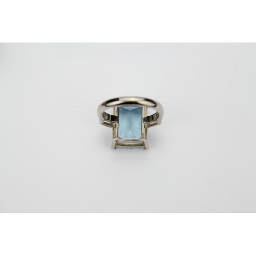 36 - A Beautiful Art Deco Emerald Cut Aquamarine Ring along with two Baguette Diamonds, which are set on ... 