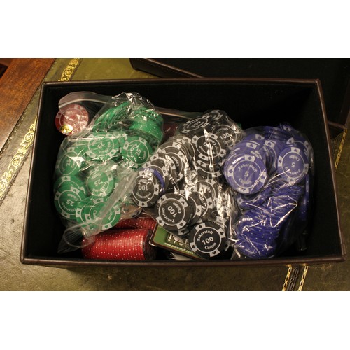 425 - A quantity of casino chips in a leather case