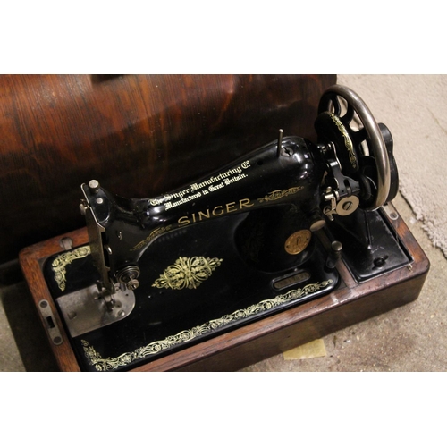 287 - An Original Singer Sewing Machine in Original Mahogany Case. Serial No: Y5617521.