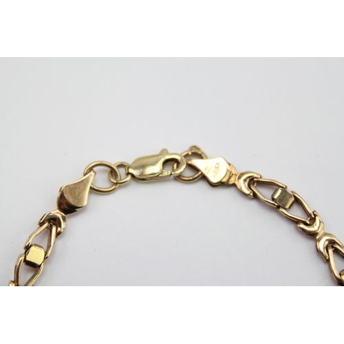119 - An Italian 9 carat Gold box and arrow link bracelet. Weighing: 5.9 grams.
