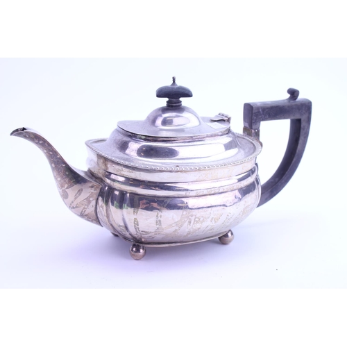 24 - A 1920s Georgian Design Silver Gadrooned Edge Tea Pot. London F. Weighing: 586 grams.