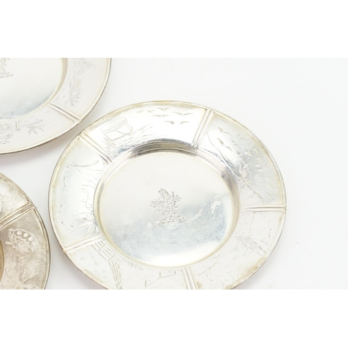 36 - A Set 1825, Four American Silver Pin Dishes with engraved scenes. Heraldic Crest. Total weight: appr... 