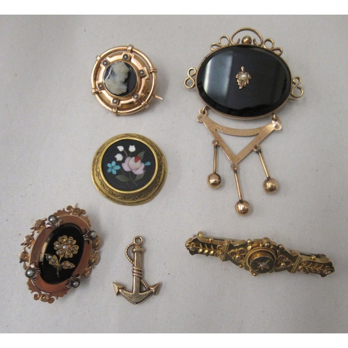 14 - Six Victorian and later gold and yellow metal mourning and other brooches: to include a 15ct gold ba... 