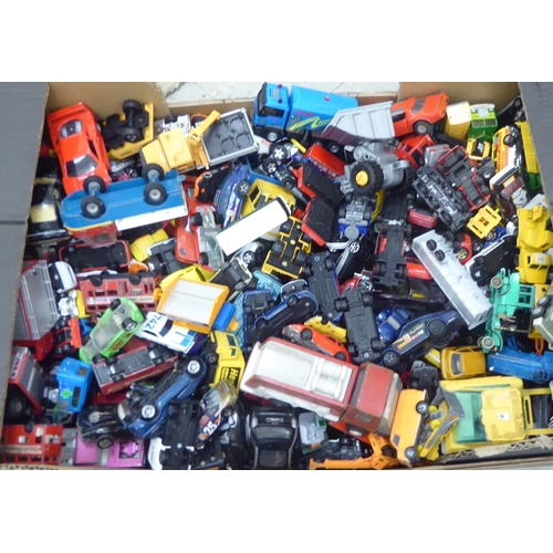 32 - Uncollated diecast model vehicles, recovery, emergency services, sports cars and convertibles: to in... 