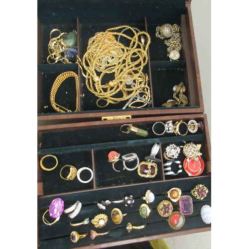 1 - Costume jewellery: to include a multi-coloured hardstone link bracelet; and assorted rings, in a tra... 