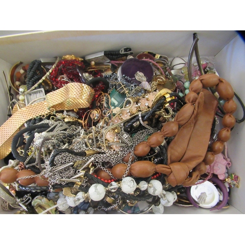 27 - Costume jewellery: to include bracelets and necklaces 