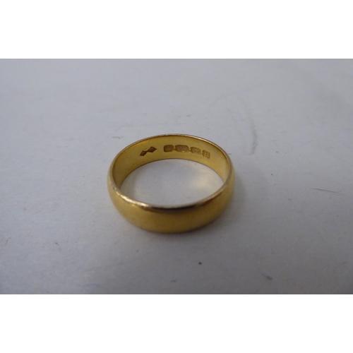 31 - An 18ct gold wedding ring