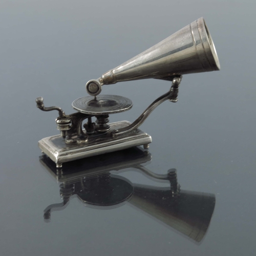 9 - An Italian novelty silver gramophone, Medusa Oro, Arezzo circa 1990, realistically modelled with art... 