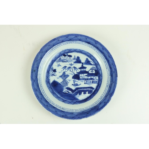 463 - An old Nanking blue and white Chinese porcelain Plate, decorated with willow pattern. (1)... 