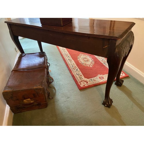 40 - A good quality 19th Century Irish mahogany Side Table, the plain top with gadroon edge over a shaped... 