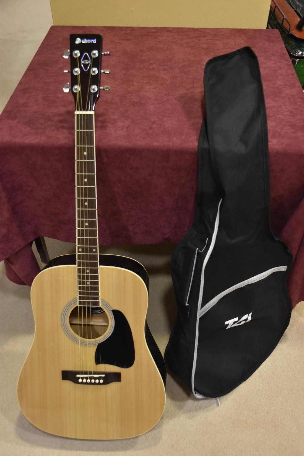 BRAND NEW CHORD ACOUSTIC GUITAR INCLUDING CASE ACCOMPANIED BY 2 FREE