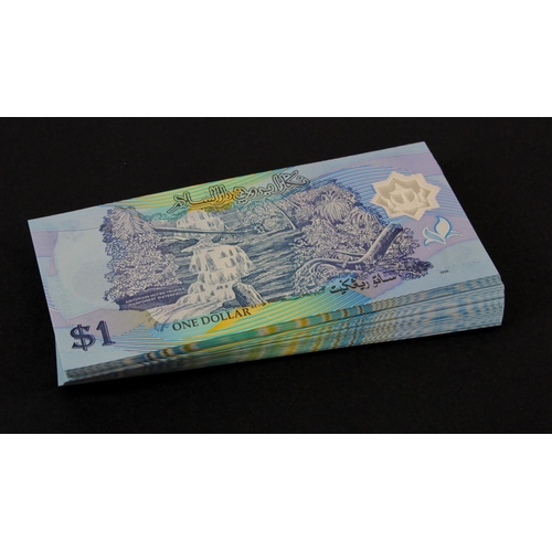 520 - Brunei 1 Ringgit (100) dated 1996, first polymer plastic issue, consecutively numbered runs seen (TB... 