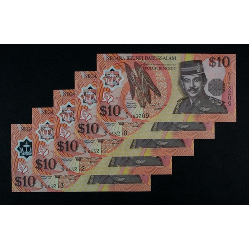 522 - Brunei 10 Ringgit (5) dated 1998, a consecutively numbered run of 5 notes, serial C/9 553209 - C/9 5... 
