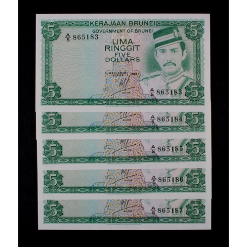 524 - Brunei 5 Ringgit (5) dated 1986, a consecutively numbered run of 5 notes, serial A/5 865183 - A/5 86... 