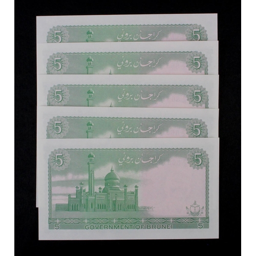 524 - Brunei 5 Ringgit (5) dated 1986, a consecutively numbered run of 5 notes, serial A/5 865183 - A/5 86... 