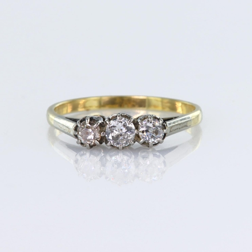 10 - 18ct yellow gold and platinum graduated three stone ring, set with a central round brilliant cut dia... 