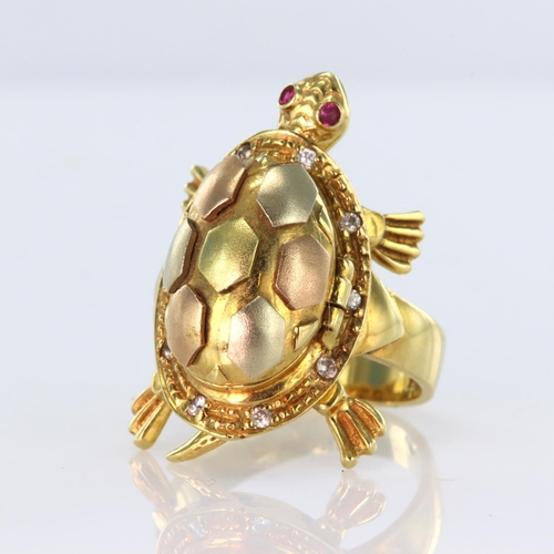 32 - Tests as 14ct yellow gold ring in the shape of a turtle with articulated leags, tail and head, shell... 