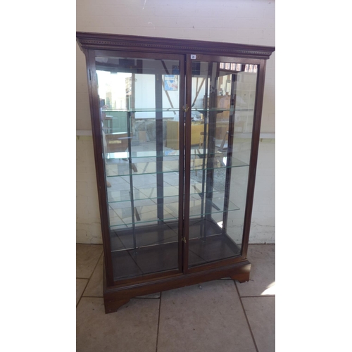 20 - A mahogany 2 door lockable shop display cabinet with mirror back and 3 adjustable shelves. 179cm tal... 