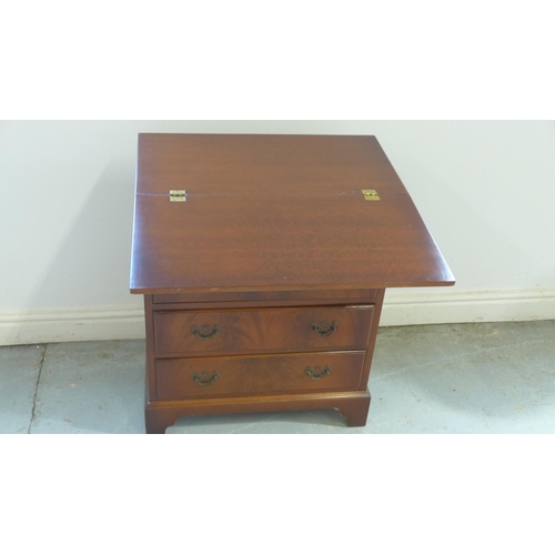 7 - A Georgian style mahongany effect small bachelor chest with fold over top. 78 cm tall (62 x 33 cm). ... 